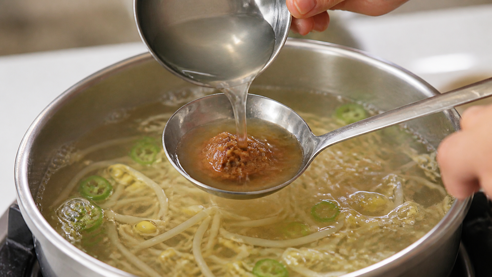 콩나물국에 '이것' 반 숟가락만 풀어보세요. 해장국집 맛 그대로입니다